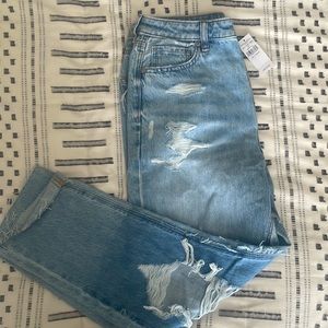 American Eagle Ripped Mom Jeans new with tags.